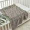CREVENT Kuschelige, weiche, warme Sherpa-Babydecke für Mädchen und Jungen, Neugeborenen-Essentials für Säuglinge, Babyparty, Geschenk – Hellbrauner Bär, 75 x 100 cm