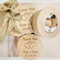 Abridor de botellas personalizado, abrebotellas de madera magnético de madera, grabado con nombre de madera para recuerdos de fiesta, compromisos, cumpleaños, bautizos de bebé (20 unidades)