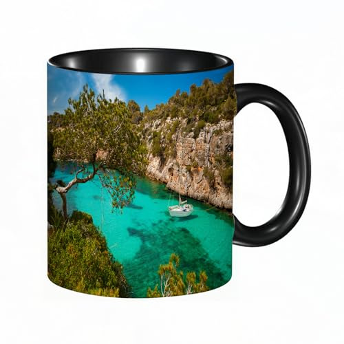 reyawdf Original Tasse mit lustigem Design,Natur kleine Yacht die im Meer auf Mallorca schwimmt Blick auf felsige,330ml, für Kaffee- und Teeliebhaber, als Geschenk für Weihnachten, Geburtstag und mehr