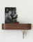 Kazai. Porte Clef Mural 'Fyndig' | Design Minimaliste d’Accroche Clef Mural de Berlin | Porte Clé Mural Moderne avec Plateau en Bois | Rangement Clef comme Meuble de Couloir pour le Mur | Noyer