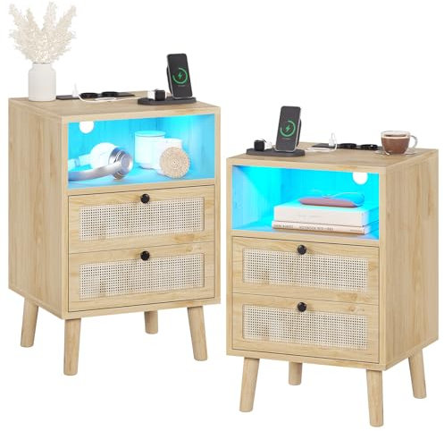 Lot de 2 Table de Chevet en Rotin avec Avec Lumières LED et Multiprise (2 Prises CA, 2 Ports USB) Tables d'appoint avec 2 Tiroirs et Compartiment,Bohème avec Pieds en Bois Massif,Tables de Nuit