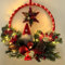 Dekokranz, Türkranz für Weihnachten mit LED Lichterkette, Timer, Weihnachtskugeln und 2 Tannenbäumen - für außen geeignet