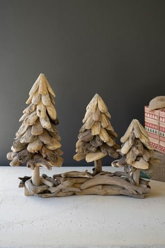 Trois arbres de Noël en bois flotté sur une base