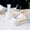 6 pcs Keramik Set für Badezimmer Weiß mit goldnem Marmor-Look. Enthält Seifenverteiler, Zahnbürstenhalter u. mehr. Stylische und praktische Badezimmerdekoration.