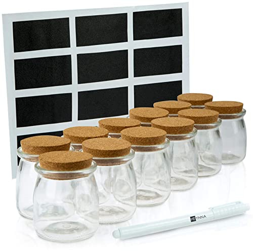 HEYNNA® Set di 12 Barattoli Porta Spezie in Vetro con Tappo in Sughero di Alta qualità – Tisane con 12 Etichette Effetto Lavagna e Penna in Gesso – Accessori Cucina