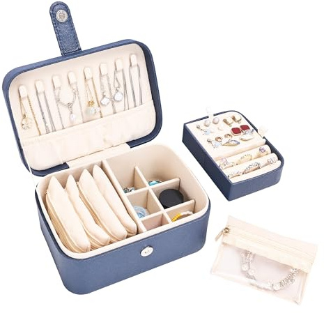 Boxudeli 2 Ebenen Schmuckkästchen mit 4 Schmuckbeuteln aus Samt, großer Reise Schmuckkästchen Klein, mittelgroße Schmuckaufbewahrungsbox, tragbare Schmuckschatulle aus PU-Leder für Damen (Marineblau)