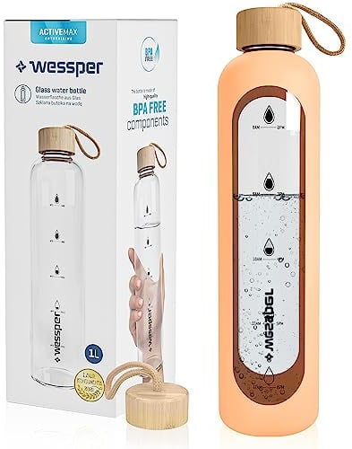 Wessper Bouteille d’eau 1L de Motivation en verre avec temps horaire, Sans BPA, Gourde en verre hermétique 1000 ml avec couvercle en bambou réutilisable avec housse en silicone – Pêche