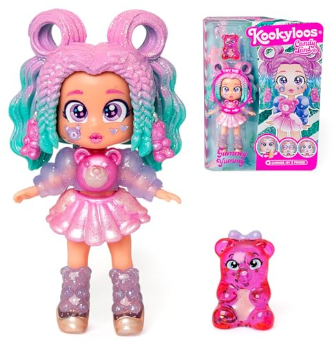 KOOKYLOOS Candy Land Series Gummy Yummy - Sammelpuppe aus der Serie Candy Land, Inhalt: 1 Puppe, Kleidung und Schuhset,Accessoire und Tier,1 Puppe hat 3 Verschiedene Brusies!
