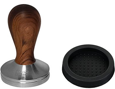 scarlet espresso | Tamper »Classic«, stilvoller Espresso-Stempel mit ergonomischem Griff aus Edelholz, für perfekten Espresso, Barista-Werkzeug (Set: Sandelholz - Rot, 49 mm & Tamperablage)