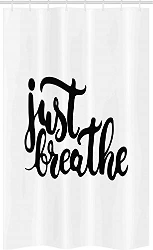 ABAKUHAUS Just Breathe Schmaler Duschvorhang, Hand gezeichnete Schrift, Badezimmer Deko Set aus Stoff mit Haken, 120 x 180 cm, Weiß Schwarz