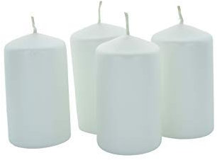G Decor Set mit 4 weiß lackierten Stumpenkerzen. Neutraler Duft, perfekt für Weihnachten. Moderner Stil, traditionelle weiße Farbe. Set mit 4 Kerzen, bis zu 10 Stunden Brenndauer pro Kerze.