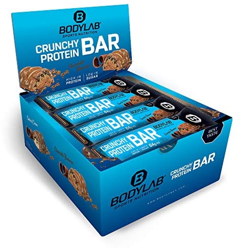 Bodylab24 Crunchy Protein Bar Schoko Brownie 12 x 64g Vorratsbox, knuspriger Protein-Riegel mit Schokoladenüberzug, mit 20g Eiweiß pro Riegel, High-Protein Low-Sugar, Eiweiß-Riegel mit wenig Zucker