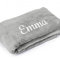 Kuscheldecke XXL mit Namen oder Wunschtext Bestickt - extra große 240x220 cm gemütliche Sofadecke Wohndecke, weiches Fleece, personalisiertes Geschenk für Männer und Frauen - Silber