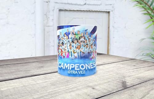 Taza personalizada Selección Argentina 2024 Campeones de América otra vez. Para todos los furiosos hinchas de la Albiceleste y del mejor fútbol del mundo, el argentino...