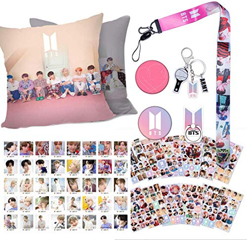 BTS Fanartikel Set Für Army, Bangtan Boys Merch Mit 1 BTS 45x45 cm Kissenbezug, 1 Schlüsselanhänger,1 Handy Ring, 1 Schlüsselband, 2 Brosche, 2 Tattoo Stickers, 12 Aufkleber, 40 BTS Photocard