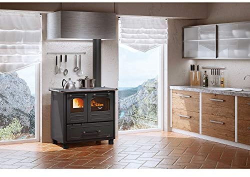 Nordica FAMILY 4,5 Dx Rivestimento esterno in acciaio porcellanato. Porta fuoco panoramica con doppio vetro. Forno smaltato da 41 litri con porta a doppio vetro. Telaio in ghisa vetrificata. Centrino