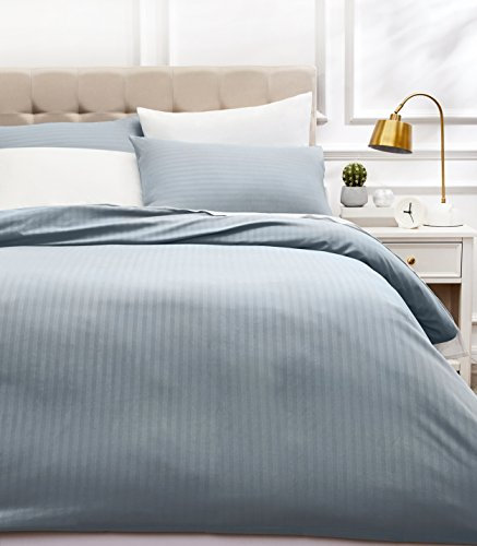 Amazon Basics Deluxe-Bettwäsche-Set aus Mikrofaser, 3 piece, 200 x 200 cm, Dunkelgrau, Gestreift