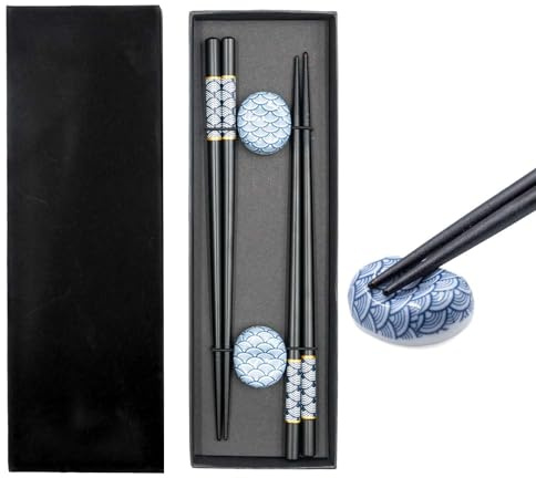 Intirilife Essstäbchen Set in Schwarz mit blauem Fächermuster - 2 Paar Stäbchen 22.7 cm Länge mit 2 Stäbchenhalter 3.5x2.8x1.4 cm - Wiederverwendbare Sushi Essstäbchen Chinesische Japanische Stäbchen