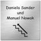 Edelstahl Türschild Namensschild Hinweisschild mit Treppe, Pfeil und individueller Laser-Gravur, Größe ca. 100 mm x 100 mm * Modell Sander