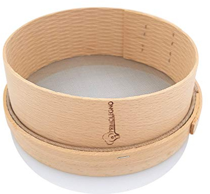 Primolegno Setaccio in Legno Massello Certificato | Diametro 20 cm | Rete a Maglia Fine 1x1 mm | Adatto per Setacciare Farina Cereali Zucchero Polenta Riso Sabbia | Registrazione Tensione Rete