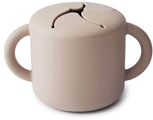 mushie Snack Taza de Silicona | Fiambrera Infantil para Llevar | Antiderrame y Resistente al Lavavajillas y al Microondas | Caja de Aperitivos Segura para Niños Pequeños y Niñas | Shifting Sand