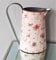 Brocca in metallo con farfalle e fiori in stile shabby chic