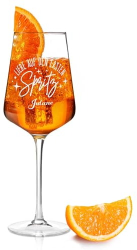 GRAVURZEILE Leonardo Aperol Glas mit Gravur - Liebe auf den ersten Spritz - Personalisiert mit Namen - Geschenkidee für Aperol & Cocktail Liebhaber - Weinglas für Sangria & Lillet - Farbe: Puccini