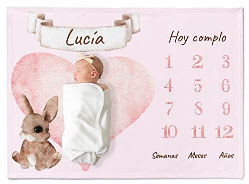 Personalisedog Personalisierte Meilenstein Babydecke mit Wunschtier, Name und Motivfarbe in Spanisch | Kuscheldecke Meilensteindecke Monatsdecke Neugeborenen Geschenk für Jungen Mädchen, 80 x 110 cm