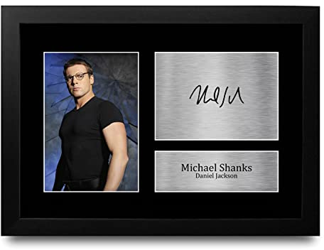 HWC Trading FR A4 Michael Shanks Stargate SG-1 Geschenke Gedrucktes Signiertes Autogramm Foto für Fans von Fernsehshows - A4 Framed