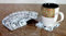 Esplanade - Lot de 100 sous-Verres en Papier avec Support Bois, Design réversible. Parfaits pour Bars, hôtels & événements.
