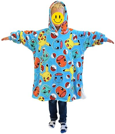 Pokemon Kapuzen-Fleecedecke 75x70 cm, Pikachu & Friends, Geschenkidee für Kinder 6-9 Jahre, Hoodie Flauschdecke mit Kapuze und Tasche, Fanartikel Gaming - flauschig, weich & kuschelig