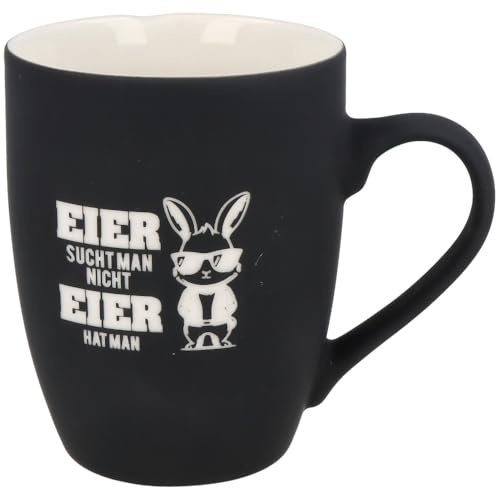 Spruchreif | Soft-Touch Tasse Schwarz Eier sucht man nicht. Eier hat man. | Lustige beidseitig gravierte Tasse mit Spruch | Oster-Geschenkidee für Männer & Frauen | 350 ml