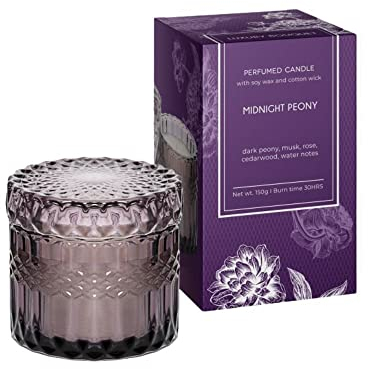 Dekohelden24 Duftkerze Midnight Peony im dekorativen violettem Glas, Duftrichtung: dunkle Pfingstrose, Moschus, Rose, Zedernholz, Water Notes, Größe: H/Ø 9 x 8 cm, 150 gr