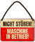 helges-shop Nicht stören Maschine in Betrieb Blechschild - Metallschild mit Kordel und Saugnapf - Retro Deko Schild - Wanddeko oder Türdeko für Werkstatt Fitness Gaming Party Zimmer - 18x12cm