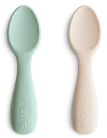 Mushie Cuillères De Démarrage en Silicone | Lot De 2 Cuillères Pour Tout-Petits | Pour Bébé Pour Apprendre à Manger Seul | Lavable au Lave-Vaisselle | Cambridge Blue/Shifting Sand