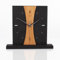 Kreative Feder Standuhr „Brown Stripe“ aus Holz – Schwarze Tischuhr in modernem Look ohne Ticken (Brown Stripe, leises Funkuhrwerk)