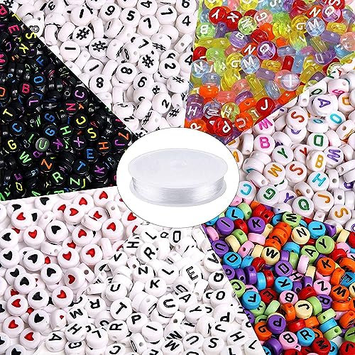 Augshy 1900 Perles Lettres Rondes En Acrylique avec Chiffres (7 Couleurs) 1 Rouleau de Cordon Élastique Cristal pour La Création de Bijoux DIY (Colliers et Bracelets)