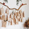 VEGAN BOX® Snack Adventskalender 2025 mit 24 veganen Leckereien. Veganer Adventskalender. Weihnachtliche Papiertüten zum Aufhängen. Nachhaltig in Deutschland hergestellt