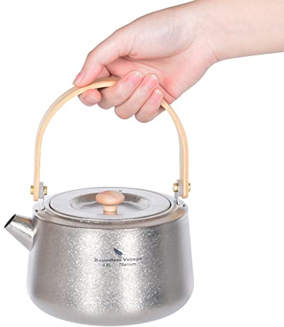 iBasingo 800ml Titan Kessel Camping Teekannen Tragbar Outdoor Ultraleicht Kochfeld Wasserkocher mit Filter & Holzgriff Wasserkrug Kaffee Wasserkessel Garten Küche Kochkessel Ti3130D