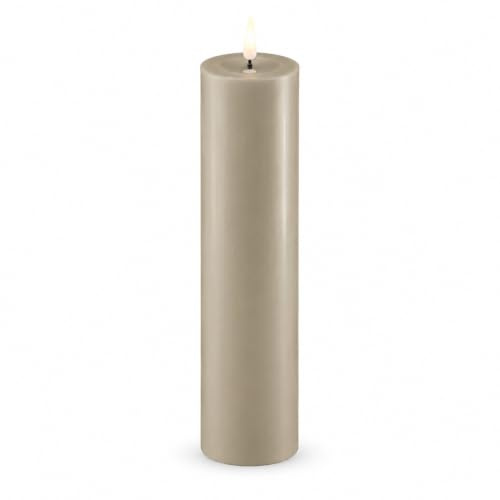 ReWu LED Kerze Deluxe Homeart, Indoor LED-Kerze mit Realistischer Flamme auf einem Echtwachsspiegel, Warmweißes Licht, Sand, 5 x 20 cm