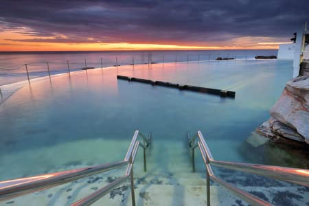 Cuadro de madera 80 x 50 cm: bajando las escaleras a la piscina Bronte Rock en Bronte Beach, Sydney, mientras la luz de la mañana colorea el cielo. La piscina está en (47422873)