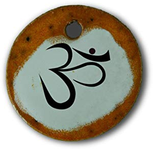 Schöner Keramik-Anhänger „Om, Meditation“ in orange marmoriert; Schmuck Kette Kettenanhänger Geschenk Kunsthandwerk Keramik rund Talisman Halskette Aufmerksamkeit Mitbringsel individuell