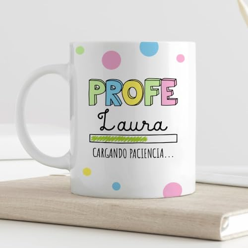 Transparent Gift Taza Personalizada con Nombre Cargando Paciencia. Regalos Originales para Profesores y Profesoras. Tazas Personalizadas para Regalar de Cerámica. Regalos Personalizados para Profes