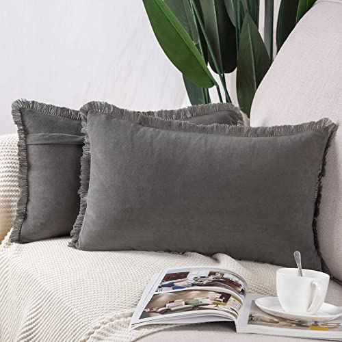 Madizz 2er Set Kissenbezügen aus Wildleder mit Fransenquasten Weiche dekorative Kissenbezüge für Sofa Schlafzimmer Kissenhülle Grau 30x50 cm Rechteckig