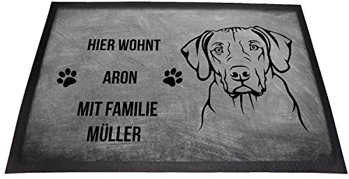 Tierisch-tolle Geschenke Rhodesian Ridgeback Fußmatte mit Namen für innen & außen | Hier wohnt (Name1) mit Familie (Name2) | rutschfest | Waschbar | Fussmatte personalisiert | (Grau 1)