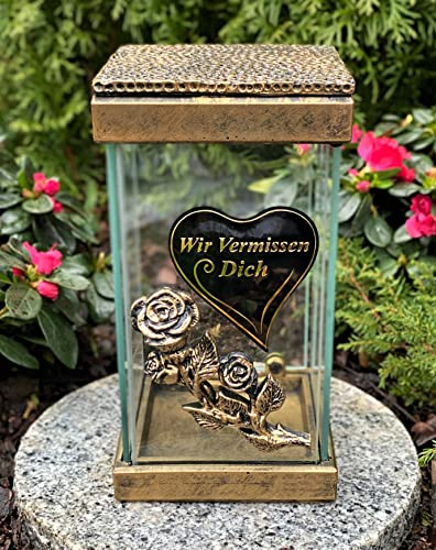 Garten Paradies Handmade Grablampe mit Tür - Neue Model Beschriftung 'Wir vermissen Dich' Grablicht Kerze Grabkerze Grabdekoration Grabschmuck 24 cm H. incl.Grabkerze, Schwarz Gold