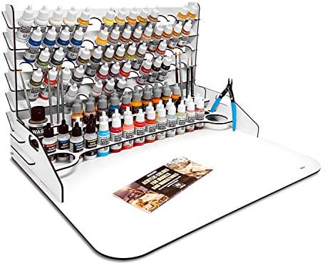 Malstation mit Werkbank und Erweiterung für Vallejo und Army Painter Farben, Miniaturpinsel, Modellierwerkzeuge und Acrylfarben für Warhammer 40K. Farben NICHT enthalten