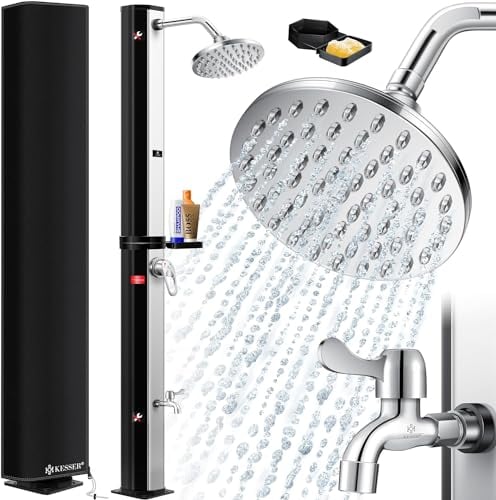 KESSER® Solardusche 60 Liter Solar Gartendusche inkl. Metall-Duschablage, Schutzhaube & Tasche | warmes Wasser | max. 60°C | Pooldusche Camping| Regenduschkopf und Wasserhahn | Schwarz/Silber