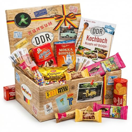 DDR Süßigkeitenbox - Ostalgie Geschenkeset mit Kochbuch & 13 Ostprodukten | Geschenkidee zum Geburtstag für Freund mit Zetti Knusperflocken, Halloren Kugeln, Viba Nougat & DDR Kochbuch in Holzlook-Box