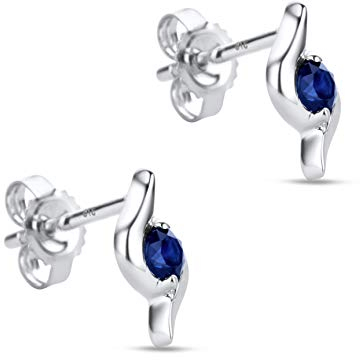 Orovi – Ohrringe aus 9 Karat Weißgold (375) mit Saphir in Rundschliff (0.29 Ct) – Ohrstecker Gold Damen mit Edelstein in Krappenfassung – Damenschmuck allergenfrei & handgemacht (9,5 x 4,5 mm)